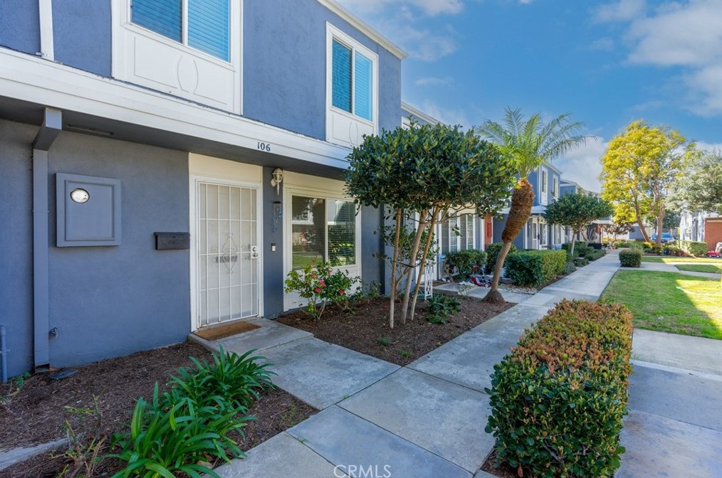 106 Yorktown Ln, Costa Mesa CA  92626-6549 exterior