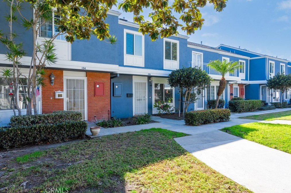 106 Yorktown Ln, Costa Mesa CA  92626-6549 exterior