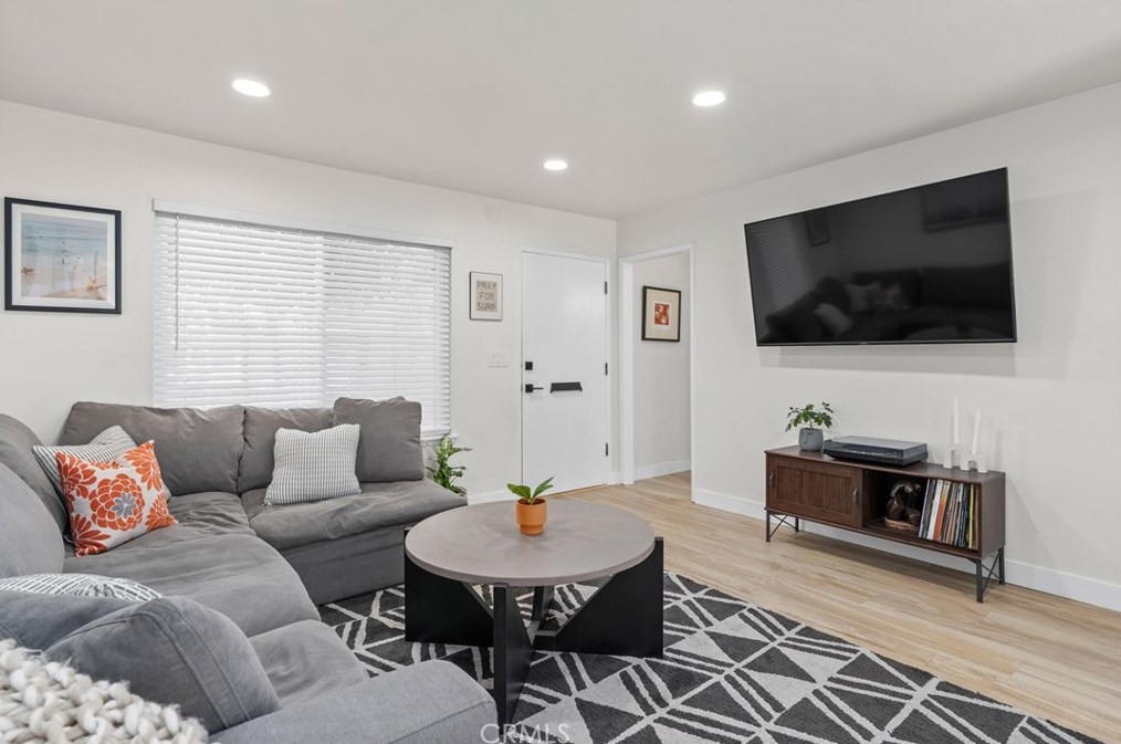 106 Yorktown Ln, Costa Mesa CA  92626-6549 exterior