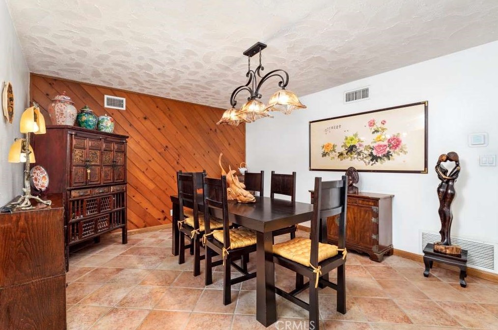 2924 Royal Palm Dr, Costa Mesa CA  92626-3813 exterior