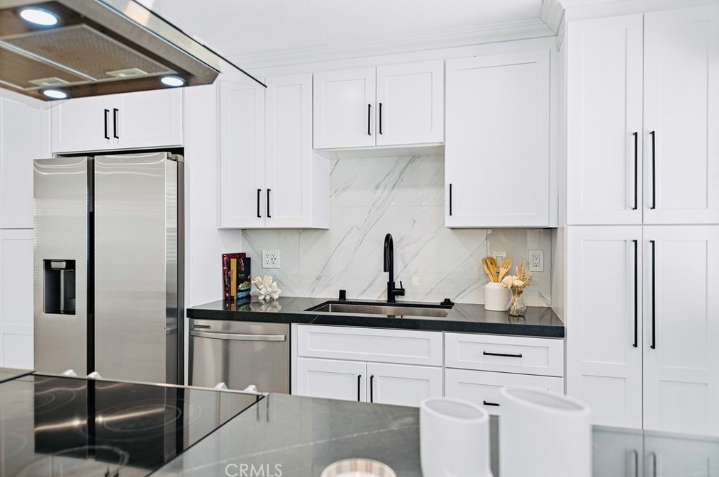 23404 El Reposa, Laguna Beach CA  92656-1106 exterior