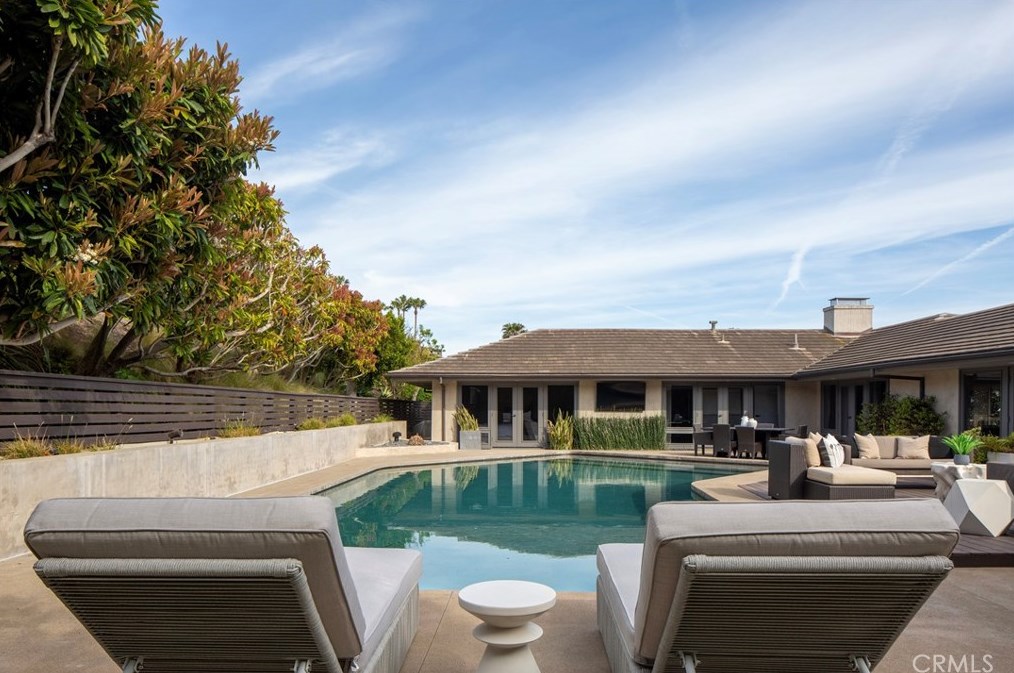2526 Monaco Dr, Laguna Beach CA  92651-1009 exterior