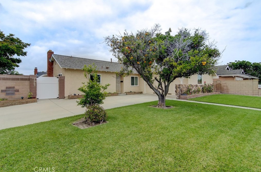 15662 Swan Ln, Huntington Beach, CA 92649-1431