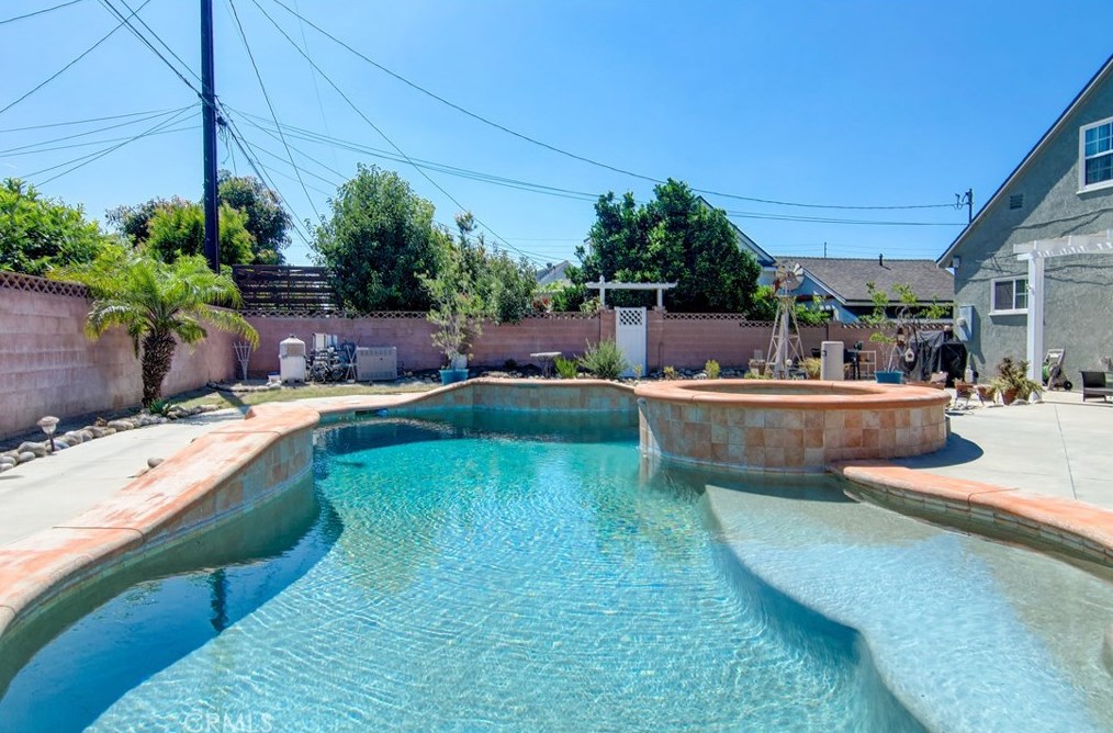 6271 Cherokee Dr, Westminster CA  92683-2003 exterior