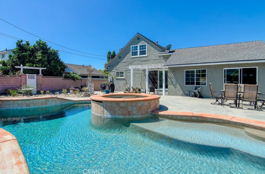 6271 Cherokee Dr, Westminster CA  92683-2003 exterior