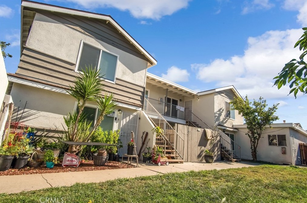 1033 Mission Dr, Costa Mesa CA  92626-4251 exterior