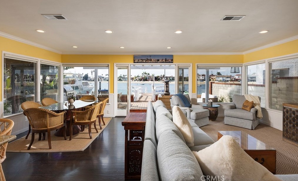 5446 The Toledo, Long Beach CA  90803-3933 exterior