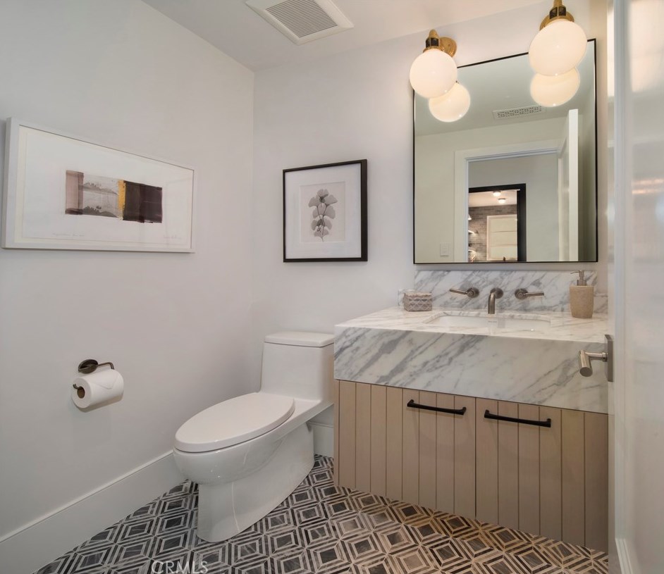 209 Crystal Ave, Newport Beach CA  92662-1313 exterior