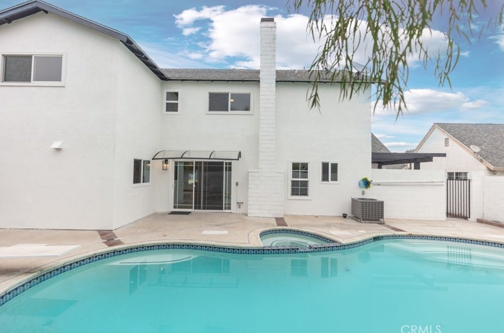 1586 Elm Ave, Anaheim CA  92802-1348 exterior
