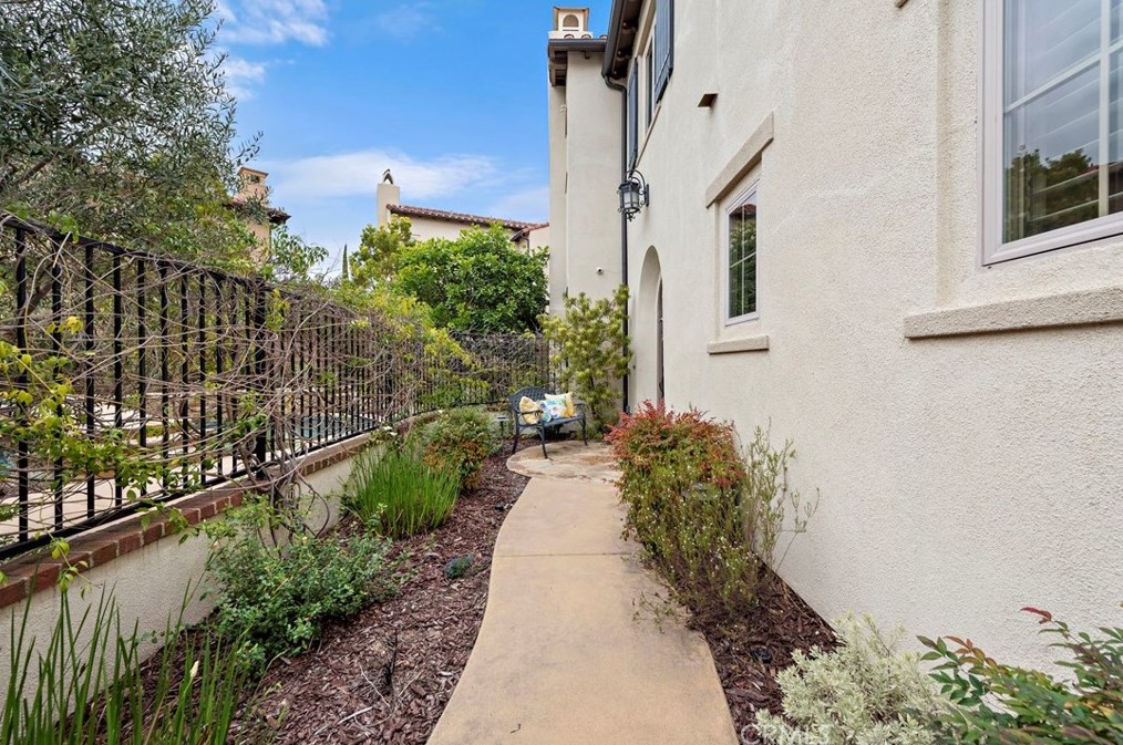 117 Long Fence, Irvine CA  92602-1807 exterior