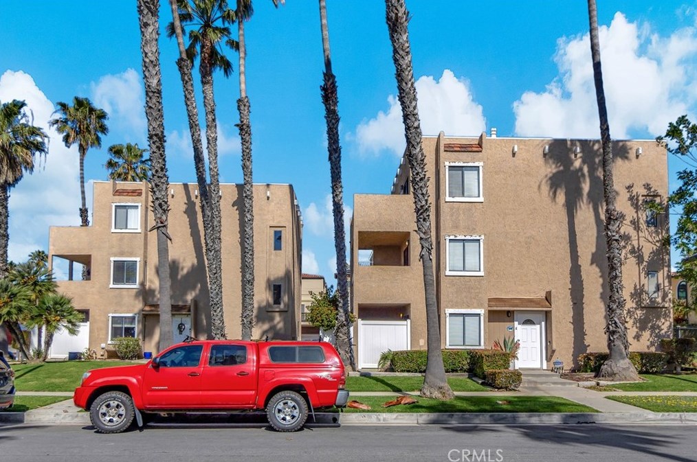 205 19th St, Huntington Beach, CA 92648-3936