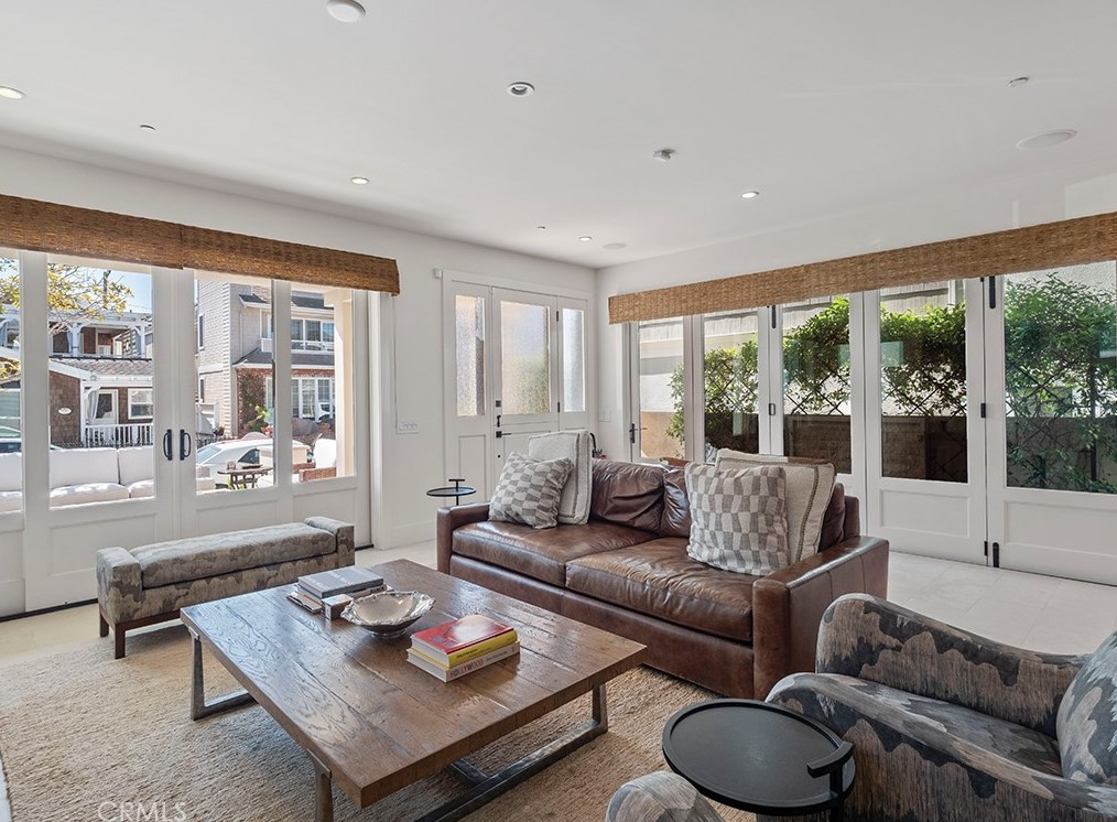 129 Topaz Ave, Newport Beach CA  92662-1024 exterior