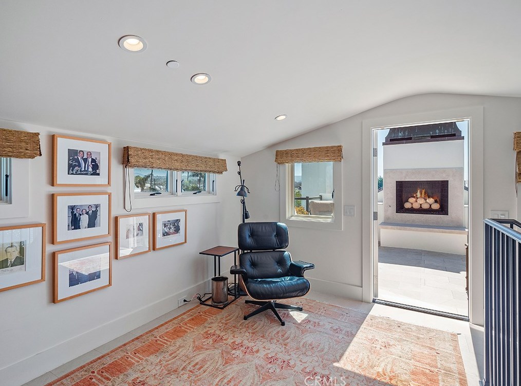 129 Topaz Ave, Newport Beach CA  92662-1024 exterior