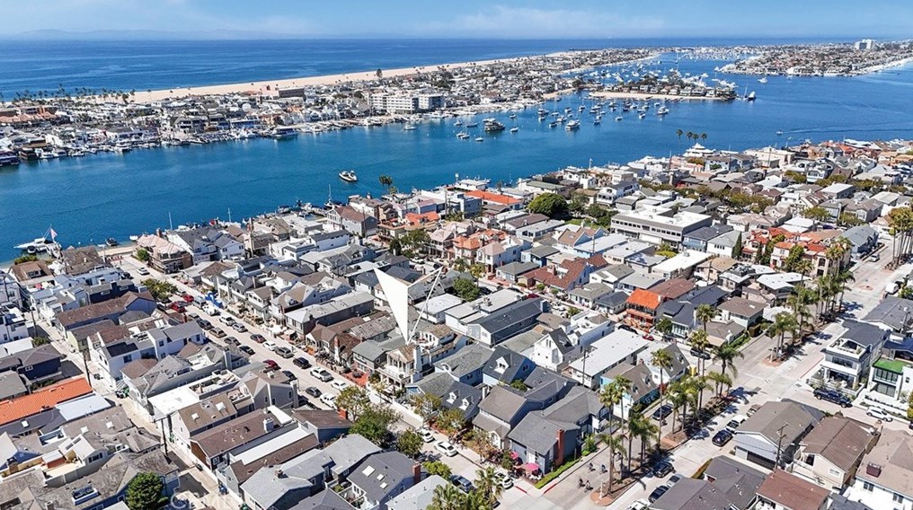 129 Topaz Ave, Newport Beach CA  92662-1024 exterior