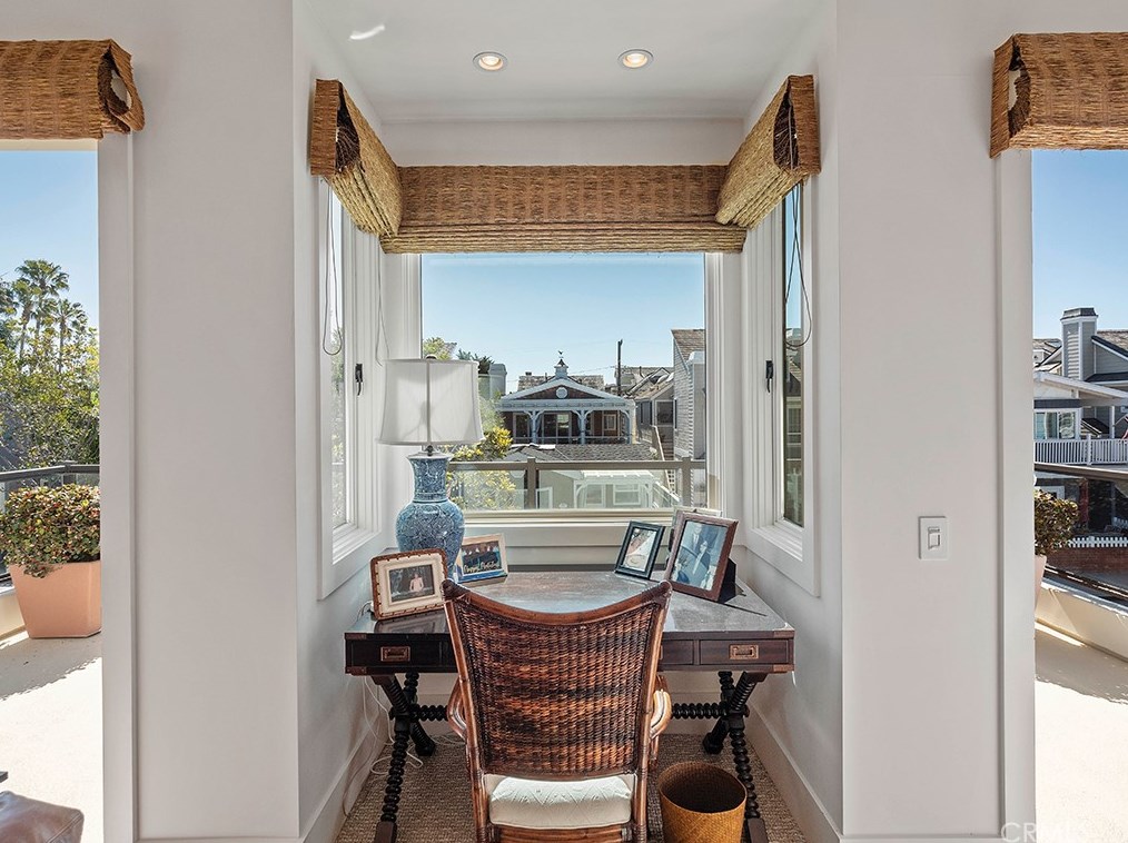 129 Topaz Ave, Newport Beach CA  92662-1024 exterior