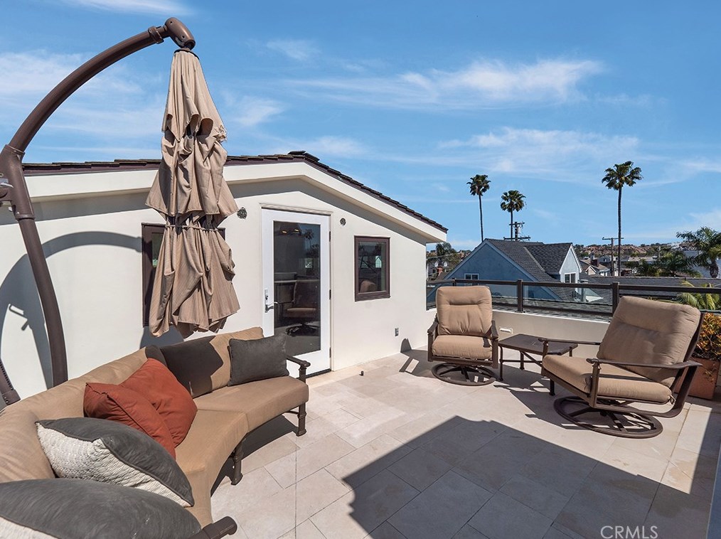 129 Topaz Ave, Newport Beach CA  92662-1024 exterior