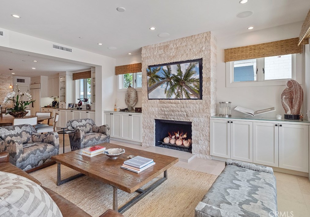 129 Topaz Ave, Newport Beach CA  92662-1024 exterior