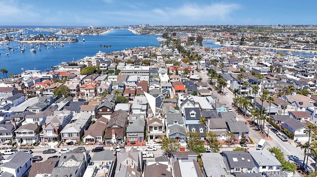 129 Topaz Ave, Newport Beach CA  92662-1024 exterior