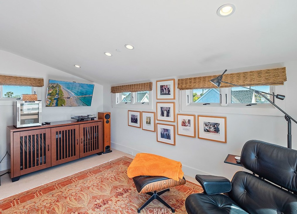 129 Topaz Ave, Newport Beach CA  92662-1024 exterior