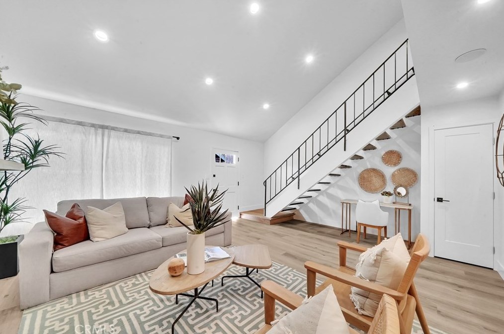 135 Morristown Ln, Costa Mesa, CA 92626