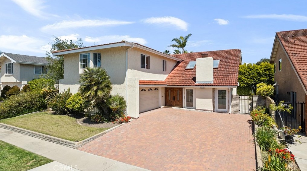 16612 Carousel Ln, Huntington Beach CA  92649-2118 exterior