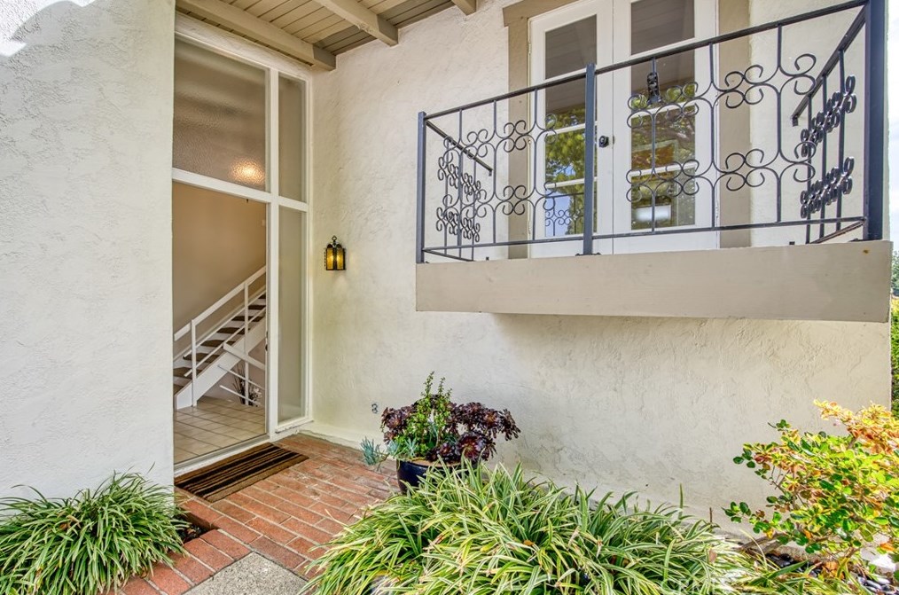 2195 Vista Entrada, Newport Beach, CA 92660-3936