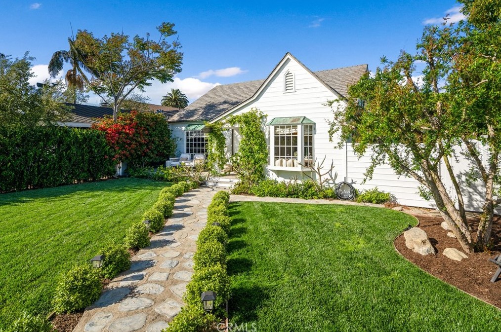 216 Magnolia St, Costa Mesa, CA 92627
