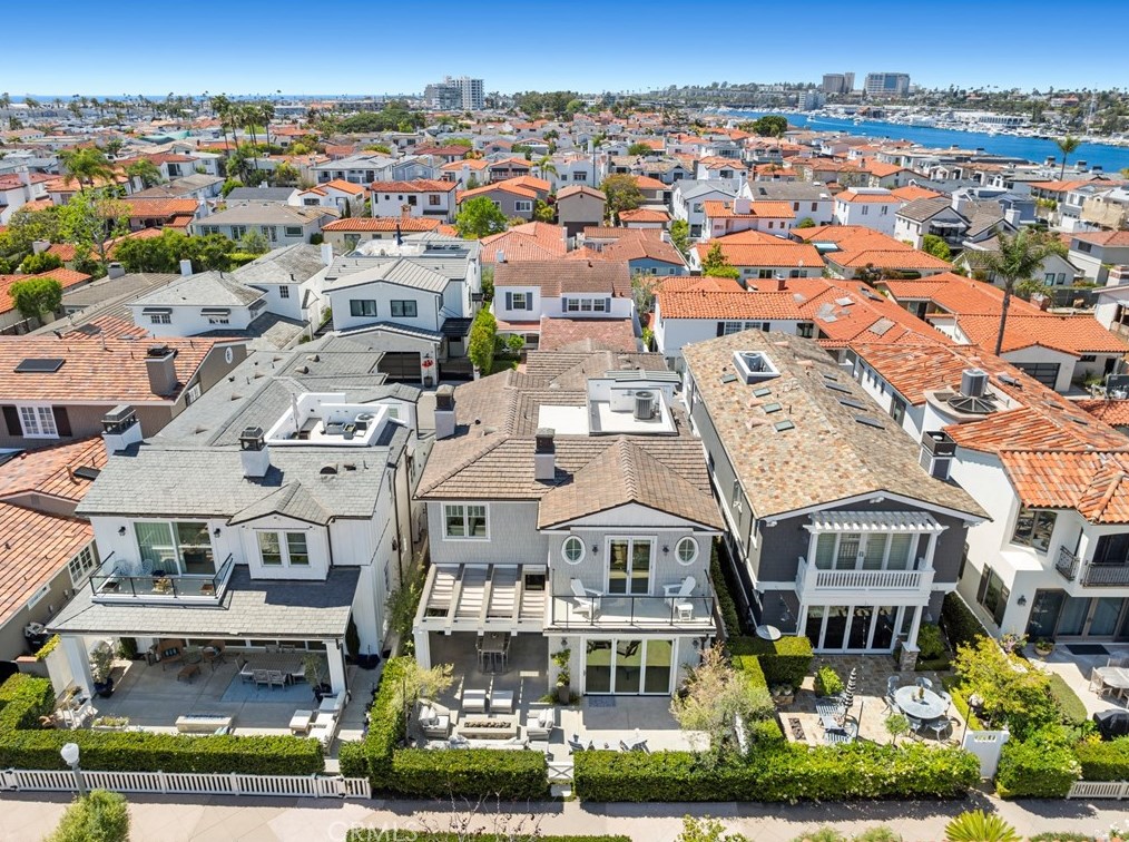 214 Via Mentone, Newport Beach CA  92663-4919 exterior