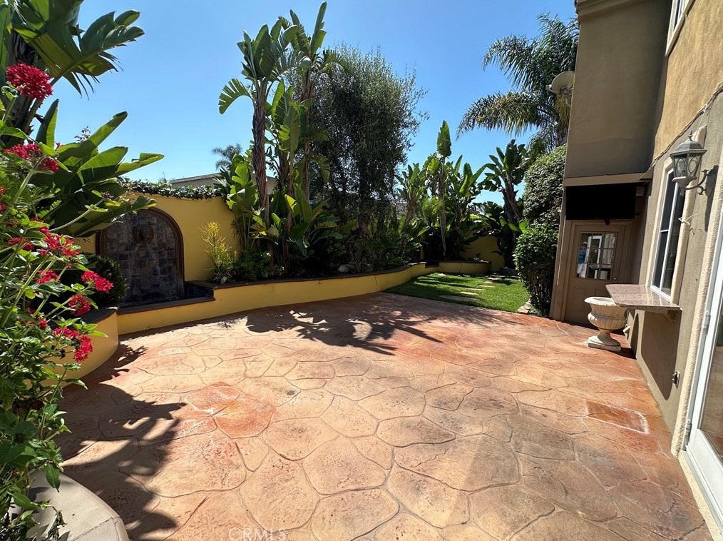2020 Santa Ana Ave, Costa Mesa, CA 92627-1877