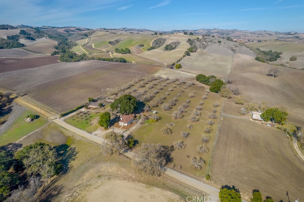 1910 Live Oak Rd, Lake Nacimiento, CA 93446