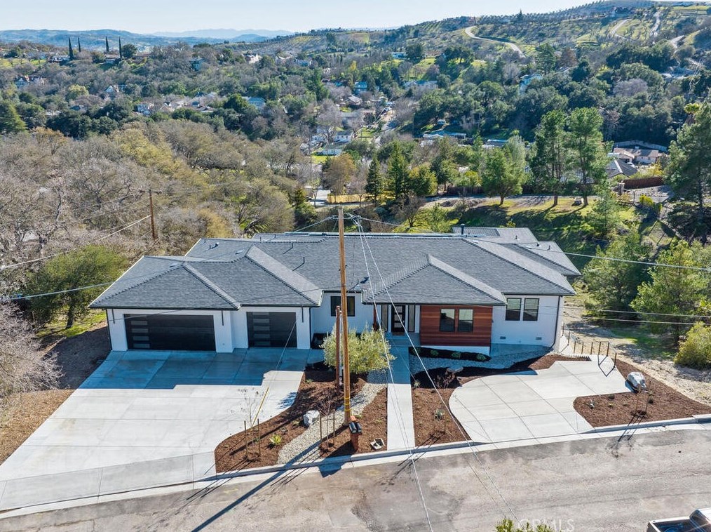 40 W 15th St, Lake Nacimiento, CA 93446