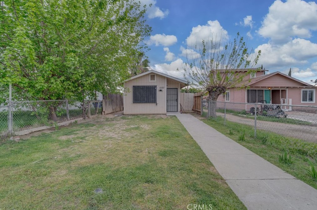 1227 Grace St, Bakersfield, CA 93305-3815