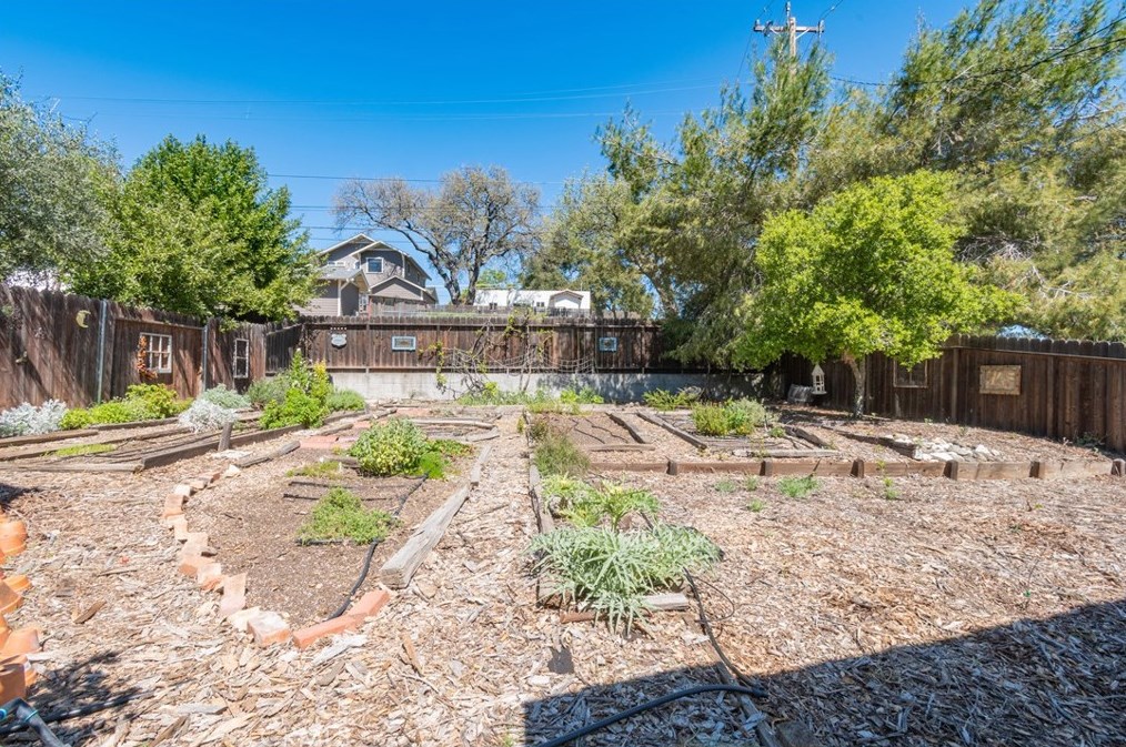 145 16th St, Lake Nacimiento CA  93446-2079 exterior