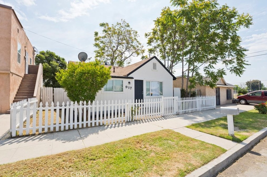 917 King St, Bakersfield, CA 93305-4445