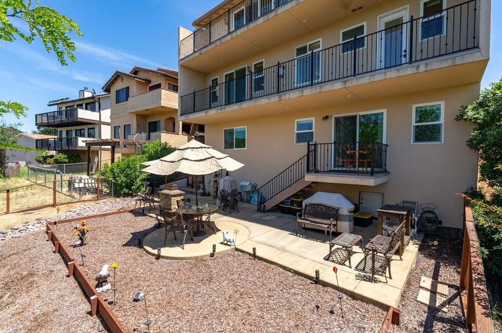 5049 Meadow Lark Ln, Lake Nacimiento CA  93446-4258 exterior