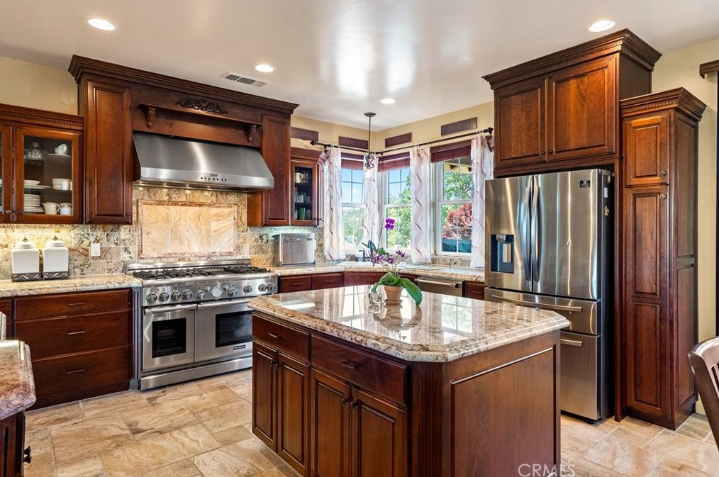 5049 Meadow Lark Ln, Lake Nacimiento CA  93446-4258 exterior