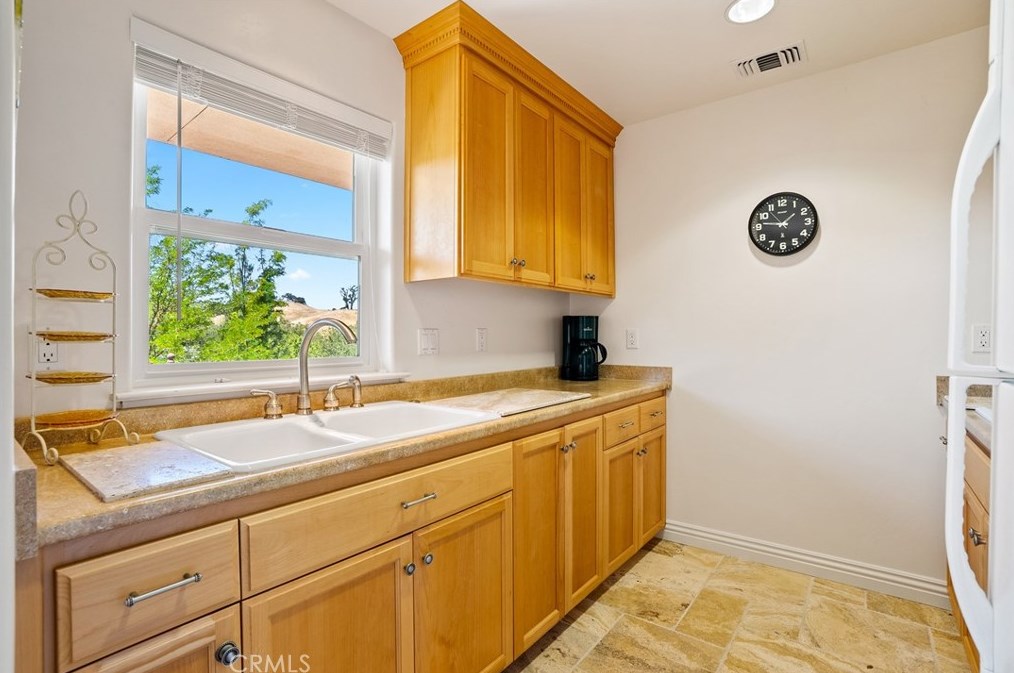 5049 Meadow Lark Ln, Lake Nacimiento CA  93446-4258 exterior