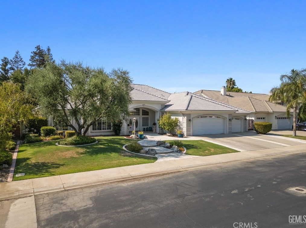6920 Iron Oak Dr, Bakersfield, CA 93312