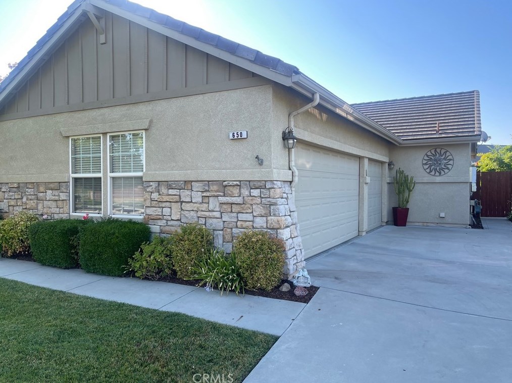650 River Oaks Dr, Lake Nacimiento, CA 93446