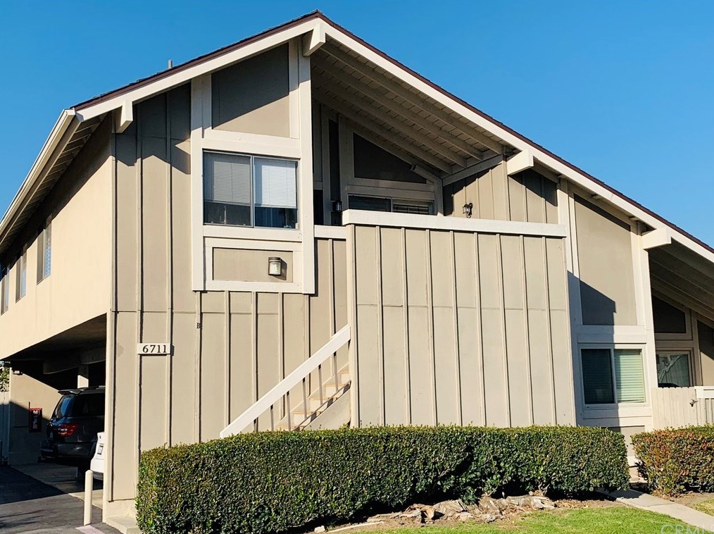6711 Sun Dr, Huntington Beach, CA 92647-5229