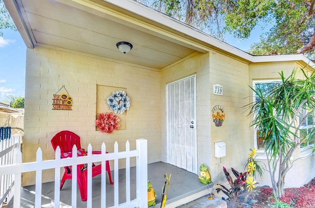 710 10th St, Corona, CA 92882-4216