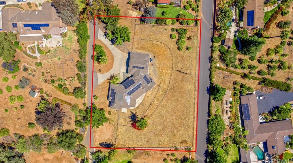 2074 Tudor Ln, Fallbrook, CA 92028-2581