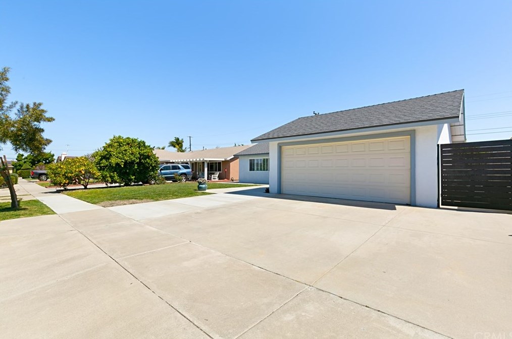 14632 Shinkle Cir, Huntington Beach, CA 92647-2230