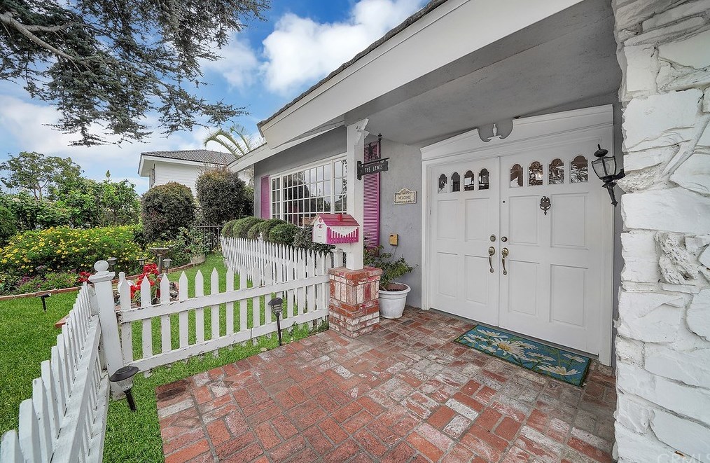 10212 Meredith Dr, Huntington Beach, CA 92646-4929
