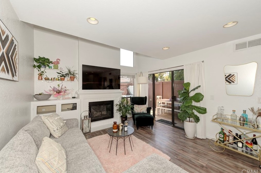124 Eucalyptus Ln, Costa Mesa, CA 92627-5160