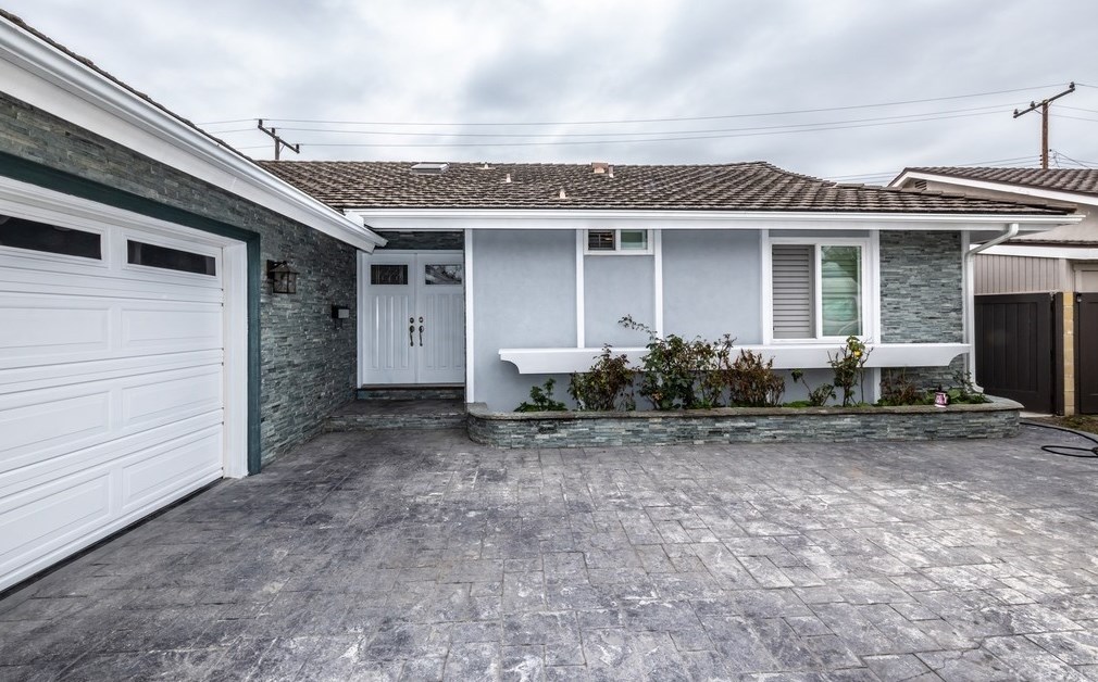 7102 Ford Dr, Huntington Beach, CA 92647-6235