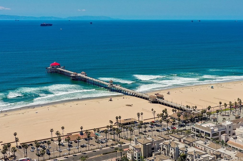 20701 Beach Blvd, Huntington Beach CA  92648-4908 exterior
