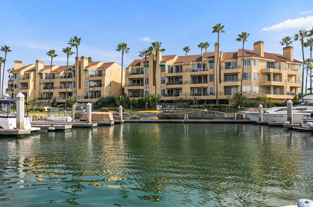 16291 Countess Dr, Huntington Beach CA  92649-1929 exterior