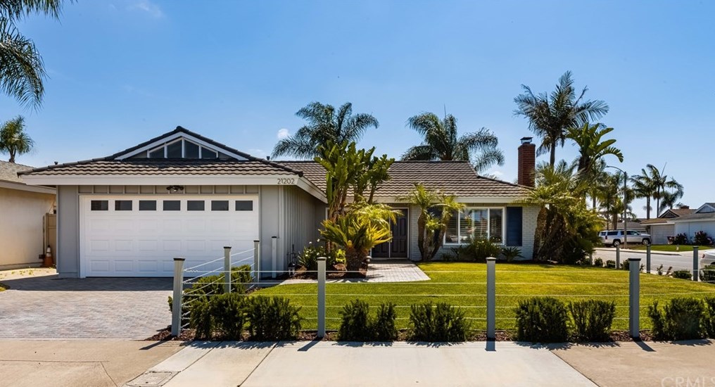 21202 Miramar Ln, Huntington Beach, CA 92646-7033