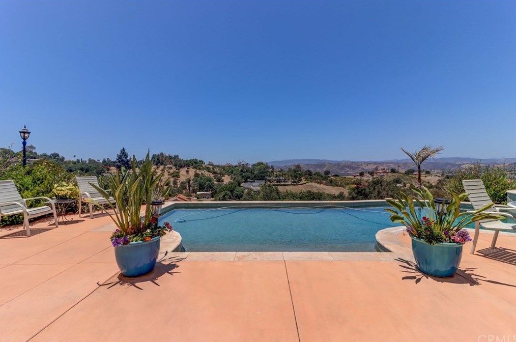 1517 Willow Glen Rd, Fallbrook, CA 92028-8387